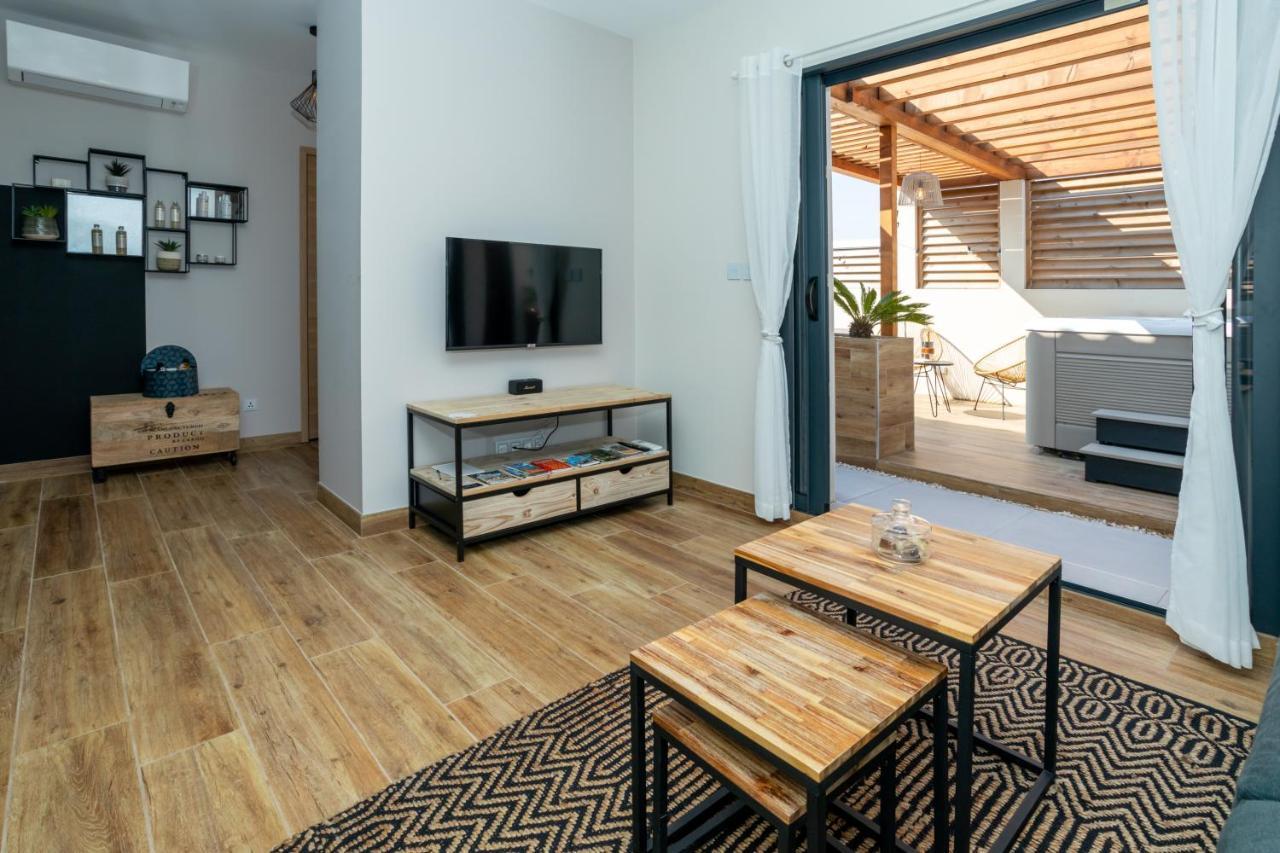 L'Entre Deux-Suite Romantique - Jacuzzi Privatif - Clim Reversible - Wifi Le Somail Exterior photo